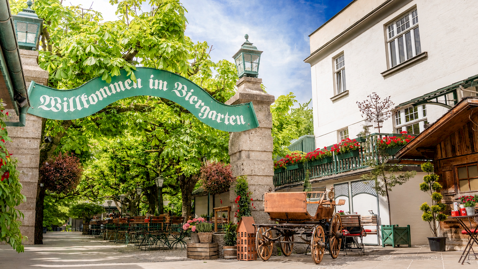 Das Bild zeigt die Außenansicht des Traditionsgasthauses „Stieglbräu zum Klosterhof“ in der Linzer Altstadt. Die historische Fassade mit ihren hellen Wänden und großen Fenstern vermittelt klassischen Charme. Auf dem Gehsteig davor sind gemütliche Holztische und -stühle für den Schanigarten aufgestellt, ideal für Gäste, die bei schönem Wetter draußen speisen möchten. Über dem Eingang prangt ein kunstvolles Wirtshausschild. Das Gebäude befindet sich an einer belebten Straße mit Straßenbahnschienen und ist von weiteren Altbauten gesäumt – ein einladendes Ambiente für traditionelle Gastlichkeit mitten in der Stadt.